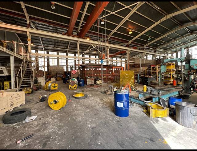 2,152M² WAREHOUSE FOR SALE IN DRIEHOEK
